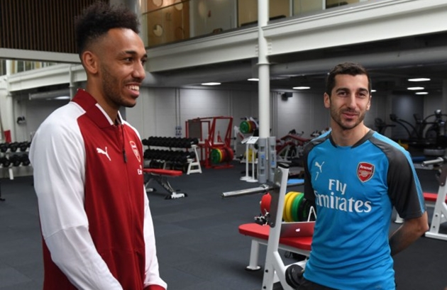 Aubameyang dan Mkhitaryan dalam warna Arsenal.